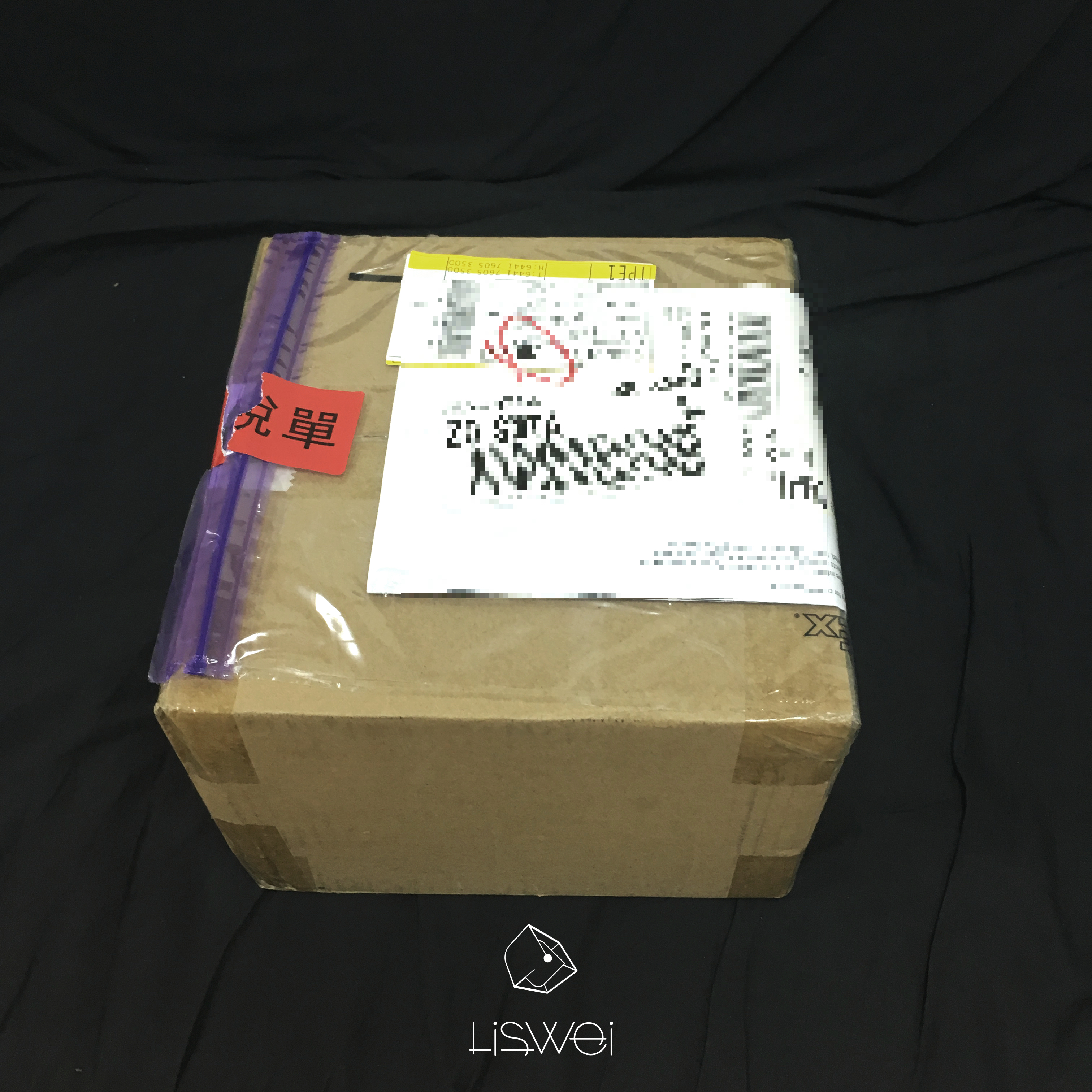 FEDEX 剛送來的時候外盒包裝是一個很普通的紙箱，看起來沒什麼特別，外袋內有你的訂購商品資料與稅單。