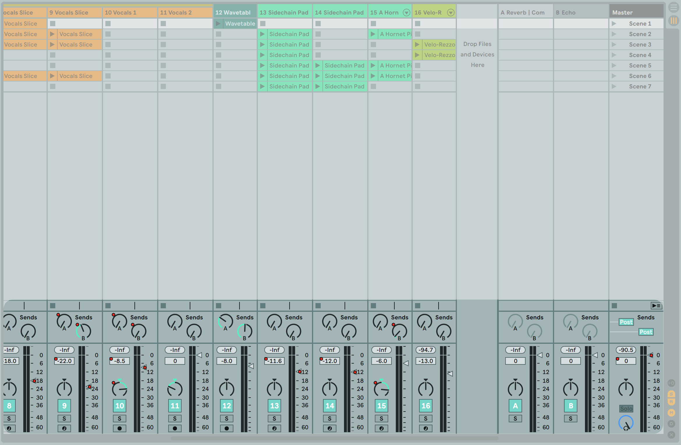 不論是 Session View 還是 Arrangement View 都共用相同的 Volume 、Pan 、I/O 以及 Plug-ins 設定等參數。