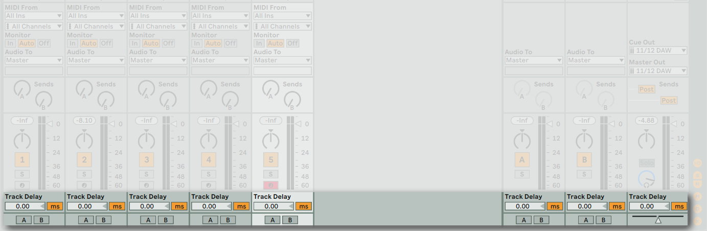 在 Ableton Live 中 Session View 的最下方可以設定不同音軌的 A/B channel 再透過最右方的 Crossfade 推桿來決定播放哪一個 Channel。