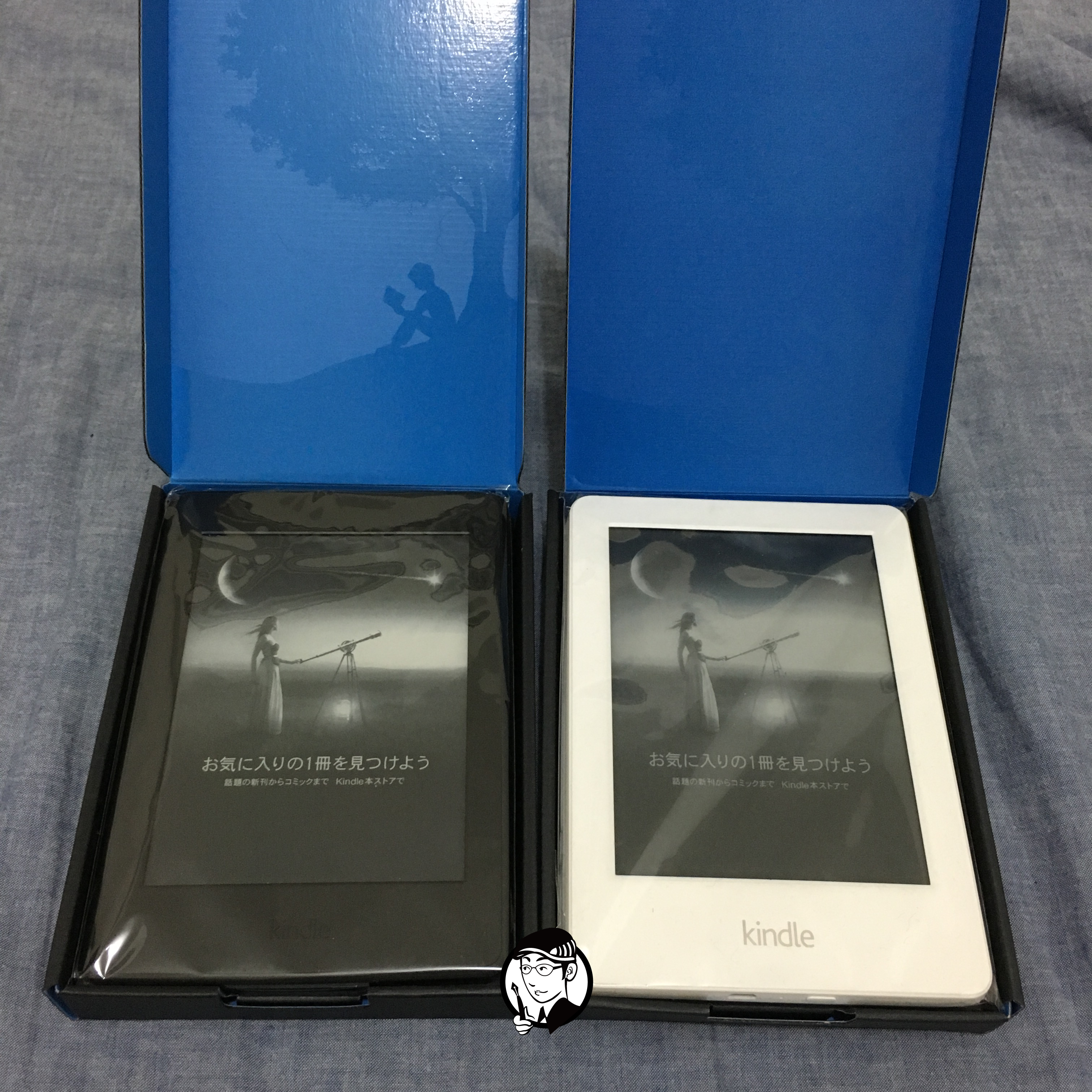 照片左邊的是最近新購買的 黑色 美版 Kindle PaperWhite ｜右邊的則是 先前委託親戚購買的白色日版 Kindle。